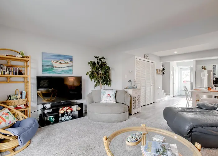 Harbor-view Balcony, Walk To Beach: Ocean Gem